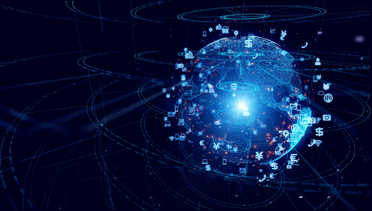 Las tecnologías digitales son necesarias para retomar la vida tras el confinamiento. Nuestro mundo ha cambiado drásticamente en los últimos meses y, al menos por un tiempo, nos hemos tenido que adaptar a la nueva realidad y modificar nuestra vida cotidiana. Nos hemos visto forzados a un confinamiento y distanciamiento social que nos permite mantenernos resguardados en la actual contingencia sanitaria. Pero una vez que la alerta se levante y los semáforos federales y locales permitan la paulatina reapertura de negocios, o el retomar actividades como viajar en transporte público, reunirnos en parques o gimnasios, o simplemente disfrutar la compañía de la familia, será necesaria la implementación no sólo de medidas restrictivas y de distanciamiento social, sino también de herramientas innovadoras que permitan mantener el riego en control. Las tecnologías digitales sin duda pueden ayudarnos a vivir de una forma más sencilla y segura, similar a como lo hacíamos antes. No será sencillo garantizar que cada persona en la calle porte cubrebocas o mascarilla, que se quede en casa ante algún síntoma, o tan sólo evitar aglomeraciones. Tecnologías digitales disponibles Las TIC han avanzado de forma sorprendente. Hoy existen tecnologías digitales innovadoras que permiten una detección oportuna de síntomas o situaciones de riesgo relacionadas con el COVID-19. En este campo, Thales México cuenta con tres soluciones de gran utilidad para poder detectar de forma oportuna síntomas de COVID-19. 1.Security Box-Lockdown. Brinda la detección automática de situaciones riesgosas, tales como reuniones grupales, violación de toque de queda, no portar cubrebocas, entre otras. Mediante el uso de video analíticos avanzados, como la gestión de multitudes, el módulo Lockdown analiza todos los flujos de video para reportar alertas de manera inmediata. 2.Security Box Thermo. Es una solución Plug&Play que detecta temperaturas corporales anormales. Esto permite complementar los controles de acceso que ya se llevan a cabo, así como la protección de los sitios mediante la detección y el reconocimiento de personas con fiebre. 3.Security Digital Platform (SDP). Es capaz de recopilar datos masivos (Big Data) a nivel ciudad o estado para tener un análisis preciso y tomar decisiones informadas y asertivas. El módulo de SDP-Crisis facilita el manejo oportuno de recursos críticos, como camas hospitalarias, personal médico, farmacéuticos y consumibles, entre otros. Es de suma importancia contar con medidas sanitarias efectivas. La tecnología puede ser un gran aliado, tanto para el usuario como para el personal de TIC del sector salud.