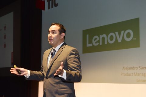 Alejandro Sáenz Nishimura en el escenario