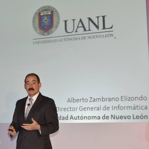 Alberto Zambrano Elizondo en el escenario