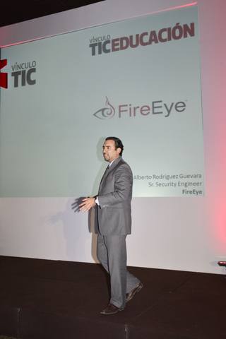 Alberto Rodríguez Guevara en el escenario