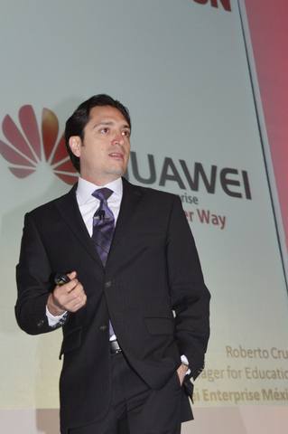 Roberto Cruz Alam en el escenario