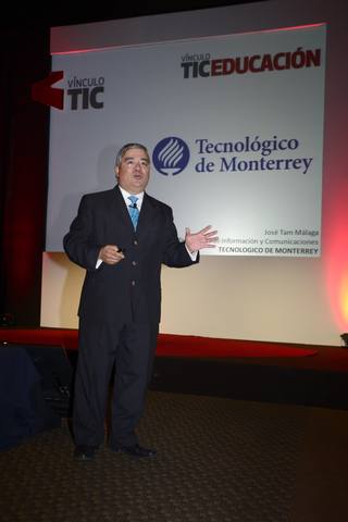 José Tam Málaga en el escenario