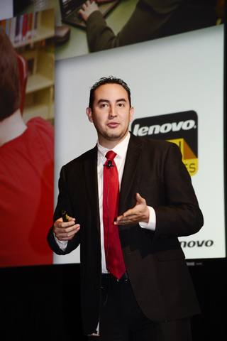 Alejandro Sáenz Nishimura en el escenario