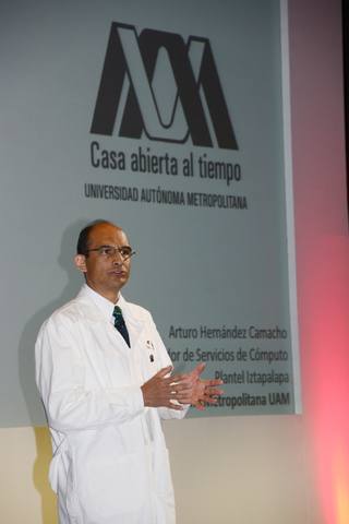 Arturo Hernández Camacho en el escenario