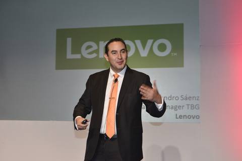 Alejandro Sáenz Nishimura en el escenario