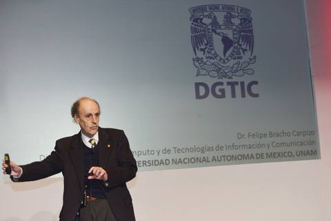 Felipe Bracho Carpizo en el escenario