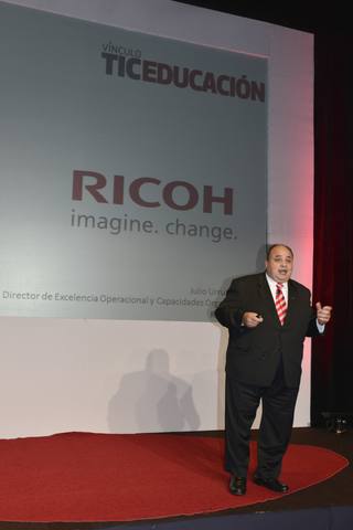 Julio Urrutia Valencia en el escenario