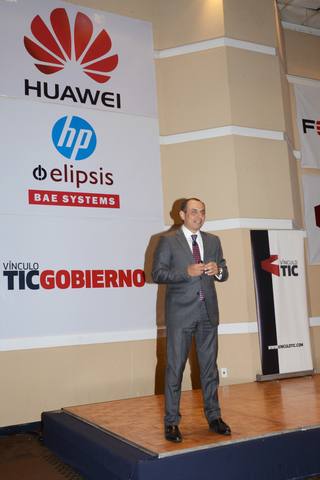 Carlos González González en el escenario