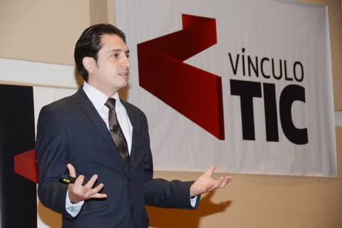 Roberto Cruz Alam en el escenario