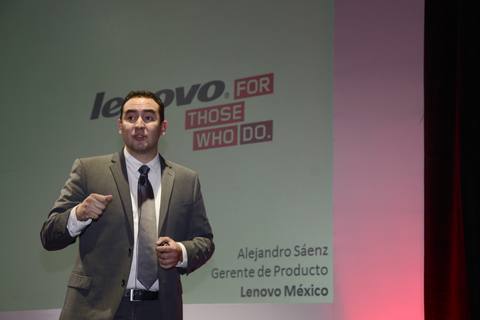 Alejandro Sáenz Nishimura en el escenario