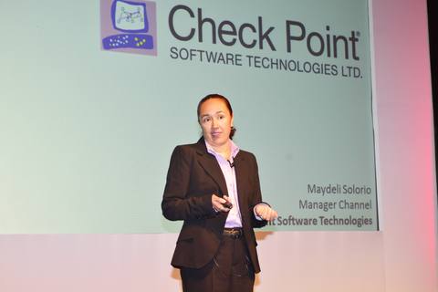 Maydeli Solorio en el escenario