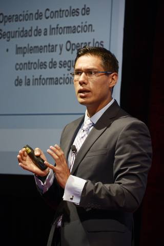 Esahu Alfonso Pérez Morales en el escenario