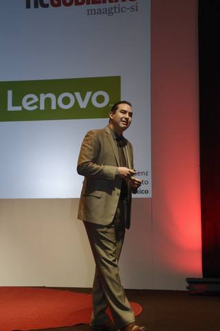 Alejandro Sáenz Nishimura en el escenario