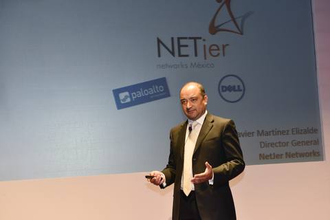 Xavier Martínez Elizalde en el escenario