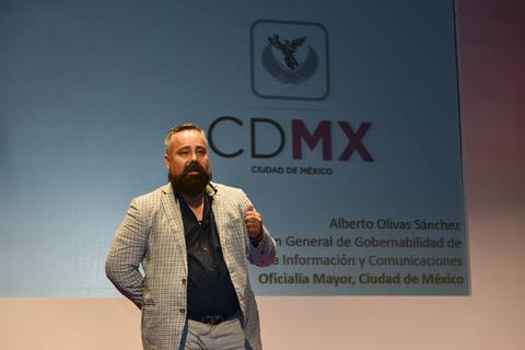 Alberto Olivas Sánchez en el escenario