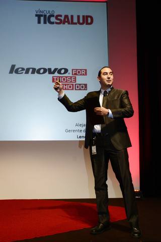 Alejandro Sáenz Nishimura en el escenario