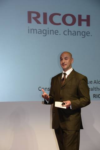 Enrique Aldemar Cabello Ortíz en el escenario