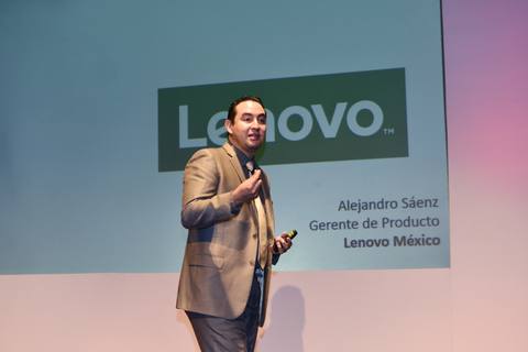 Alejandro Sáenz Nishimura en el escenario