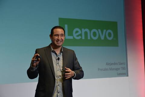 Alejandro Sáenz Nishimura en el escenario